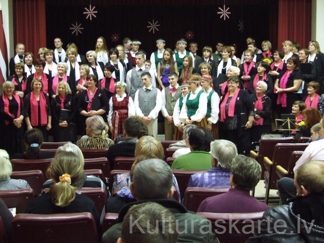 Mērdzenes TN sieviešu koris "Austra" kopā ar Birzgales TN sieviešu kori "Pērles" sadziedas svētku koncertā 17.11.2013. Mērdzenē.